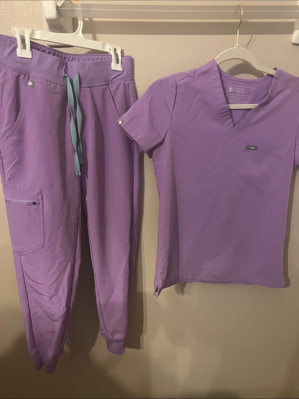 FIGS Lilac Dawn Purple Scrub Top and Jogger Pants Set
